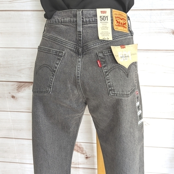 Levi's 501 Original Cropped Jean in Stone with Scalloped Hem Size 29 X 28 NWT - Picture 2 of 12